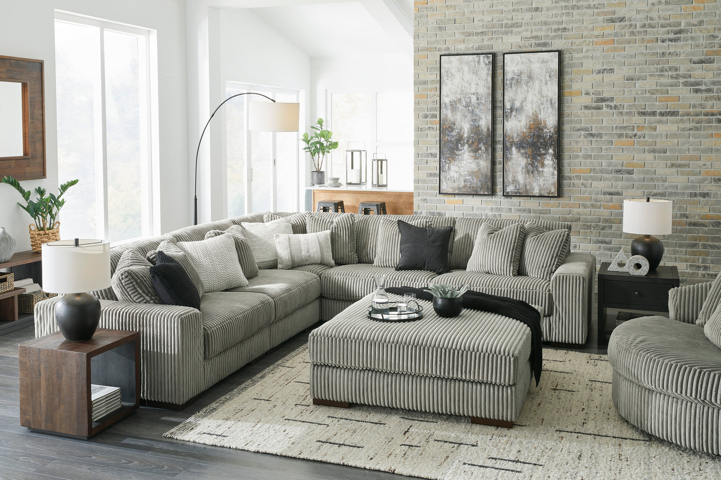 Lindyn Sectional