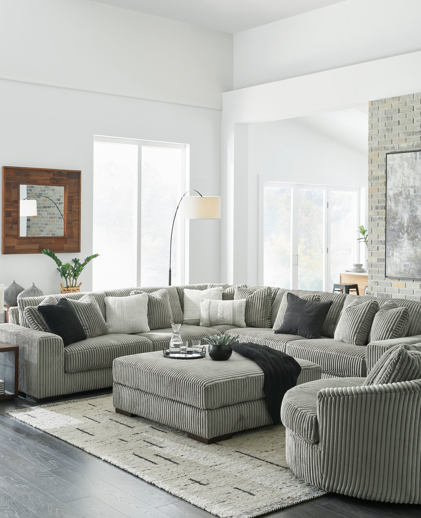 Lindyn Sectional